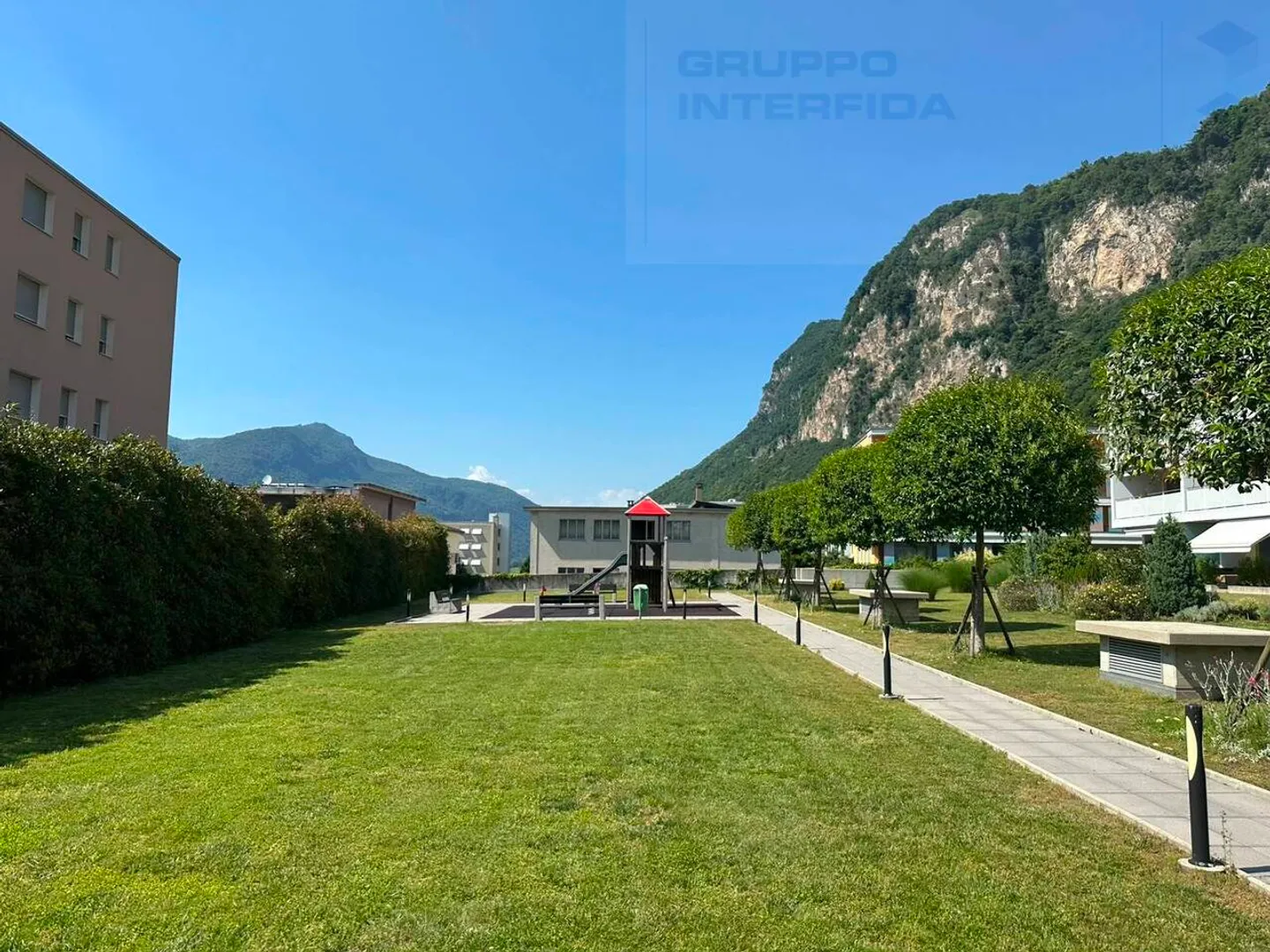 Spacious apartment with garden in exclusive residential complex - Photo 2 of 18
