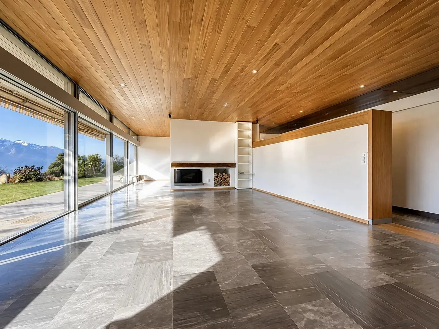 Elegante Villa mit Seeblick - Foto 3 von 13