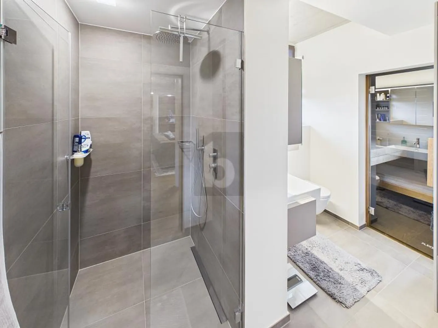 LUXURIOUS, QUIET & WITH MOUNTAIN VIEW - Photo 4 of 6