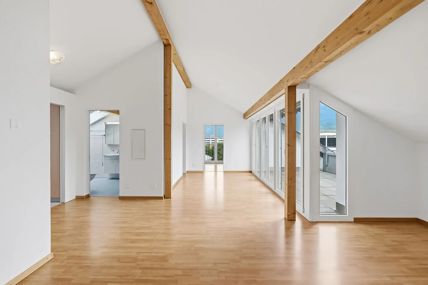 Helle Dachwohnung mit Aussicht - Foto 2 von 15