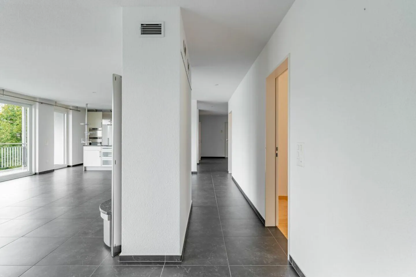 Appartement exclusif de 4.5 pièces avec cheminée, balcon de 37 m² et vue panoramique - Photo 7 sur 16