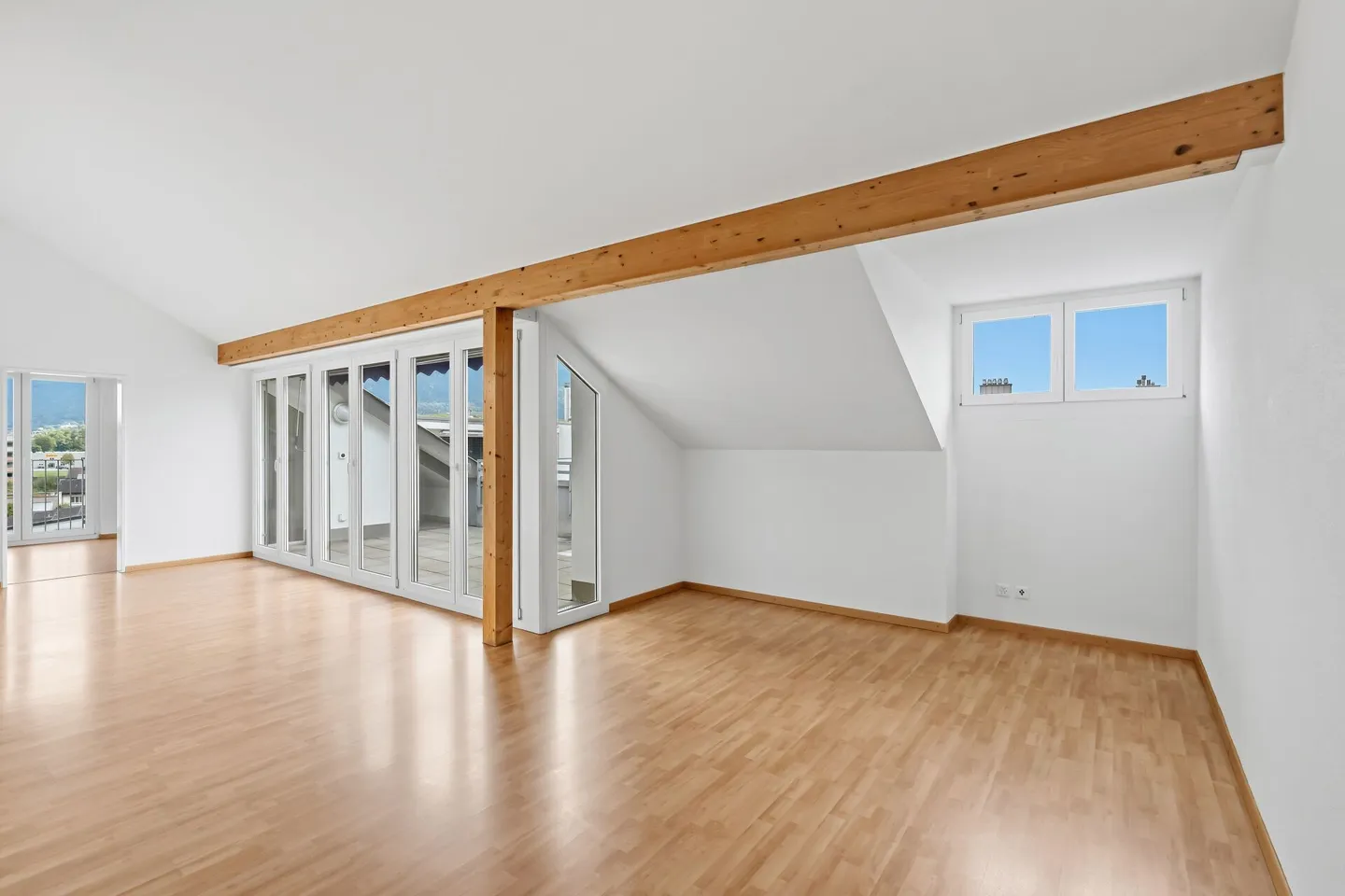 Helle Dachwohnung mit Aussicht - Foto 3 von 15