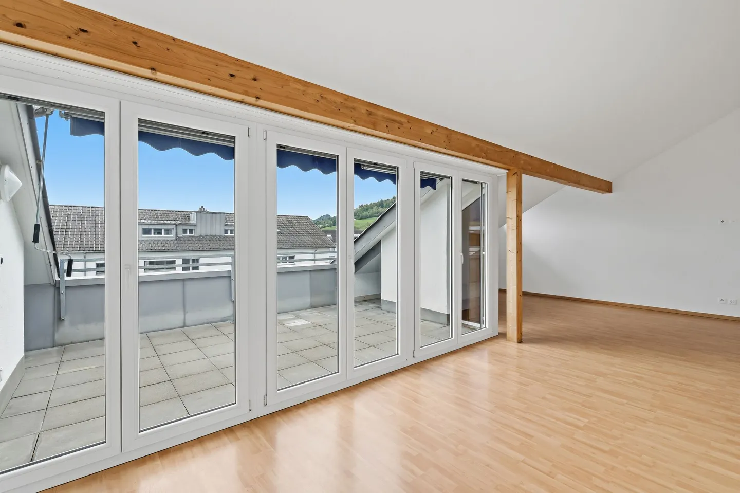 Helle Dachwohnung mit Aussicht - Foto 9 von 15