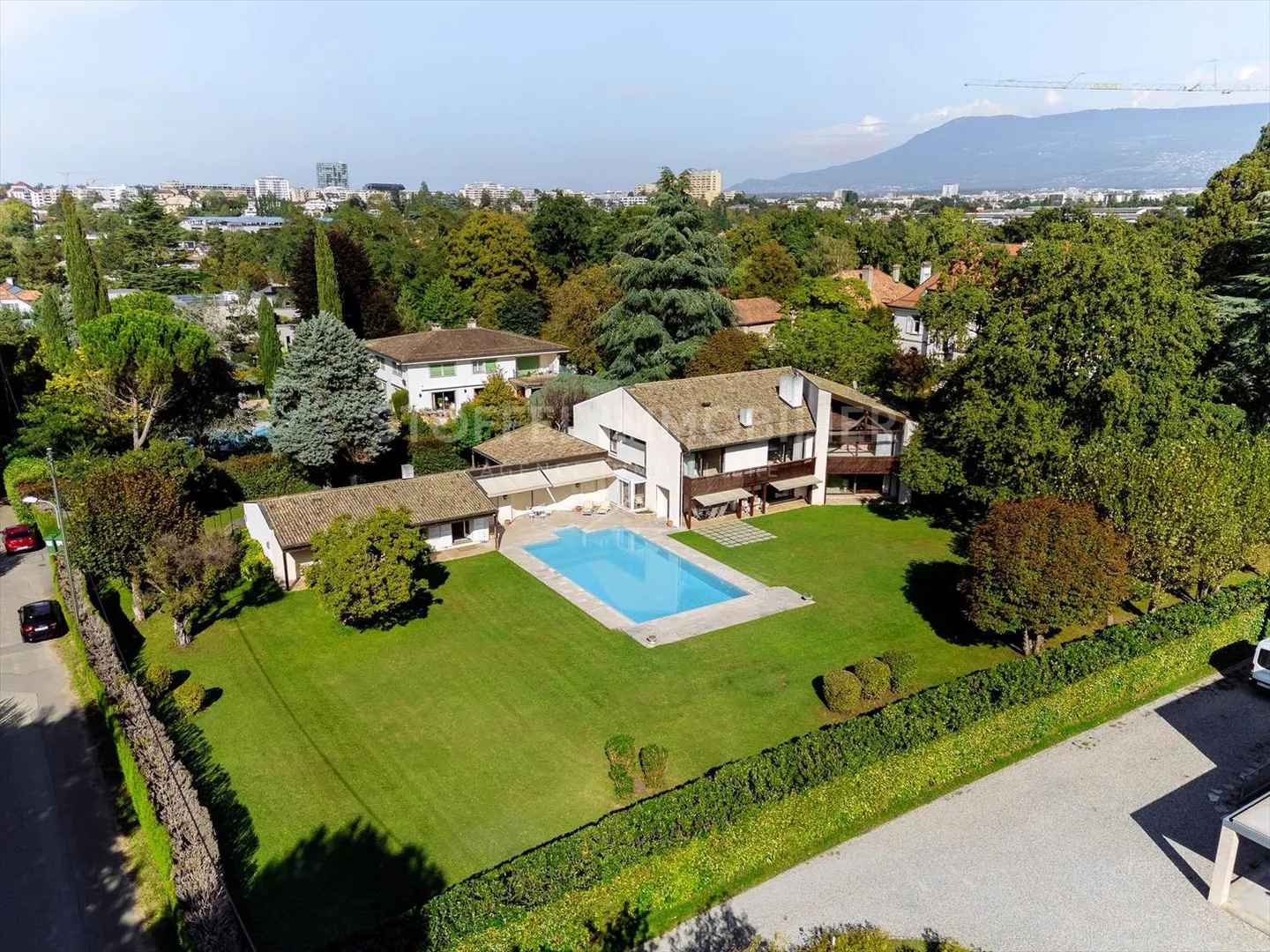 House with 9 rooms - Photo 2 of 11