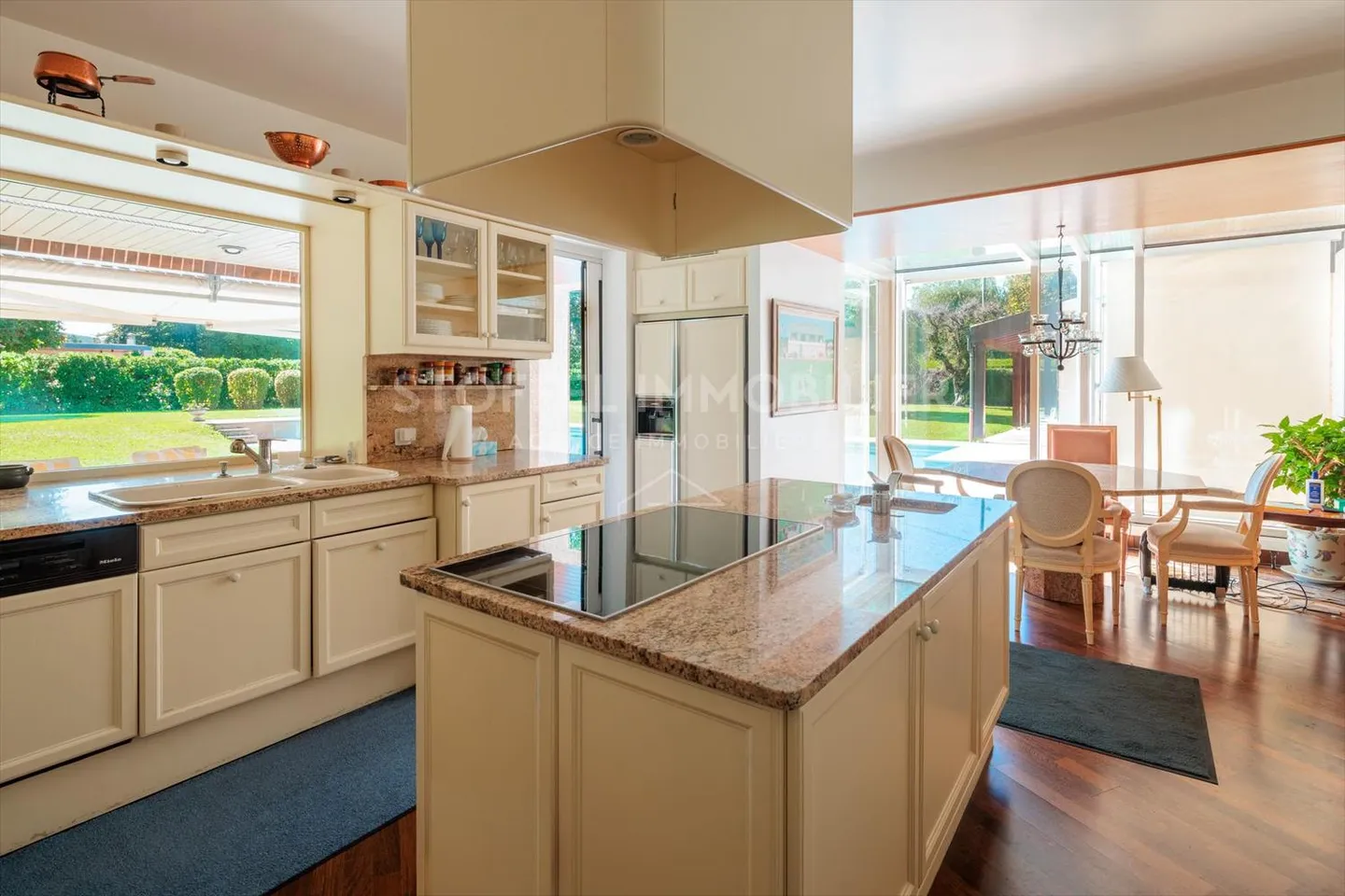 House with 9 rooms - Photo 8 of 11