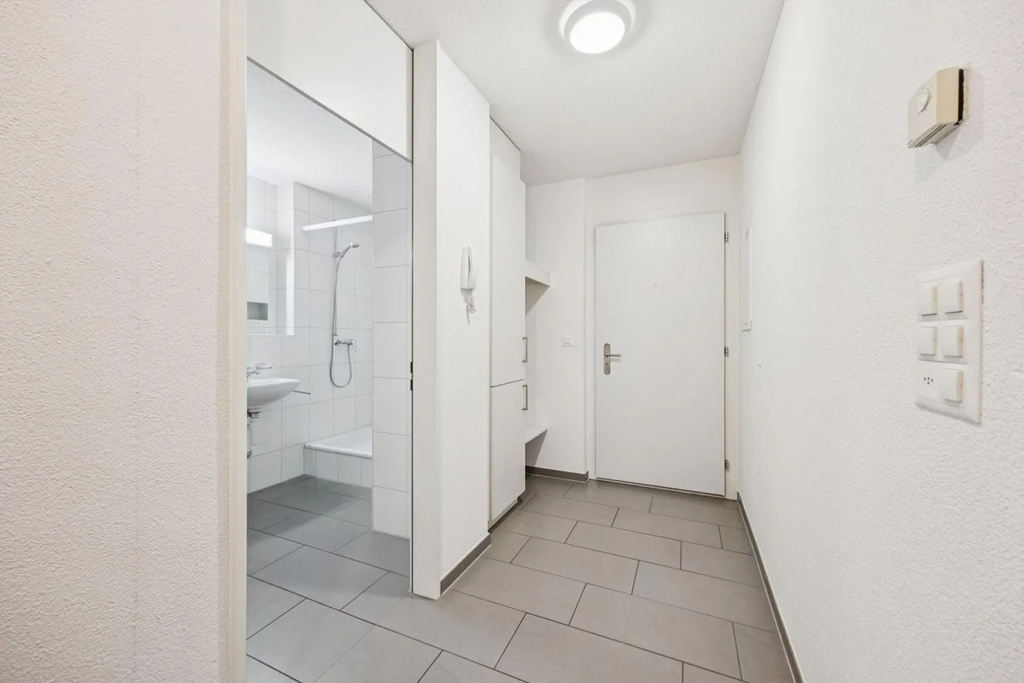 Modern Apartment with Balcony - Photo 7 of 13