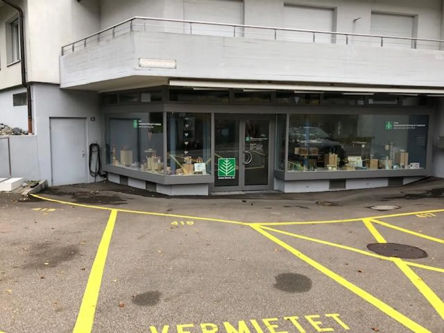 Espace de vente d'environ 68 m2 avec vitrine et salle d'exposition/stockage... - Photo 1 sur 3