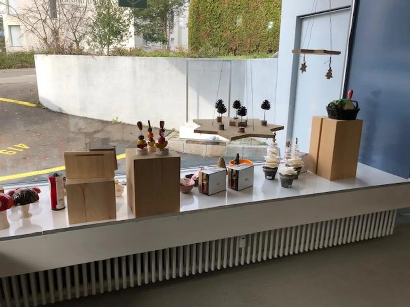 Espace de vente d'environ 68 m2 avec vitrine et salle d'exposition/stockage... - Photo 2 sur 3