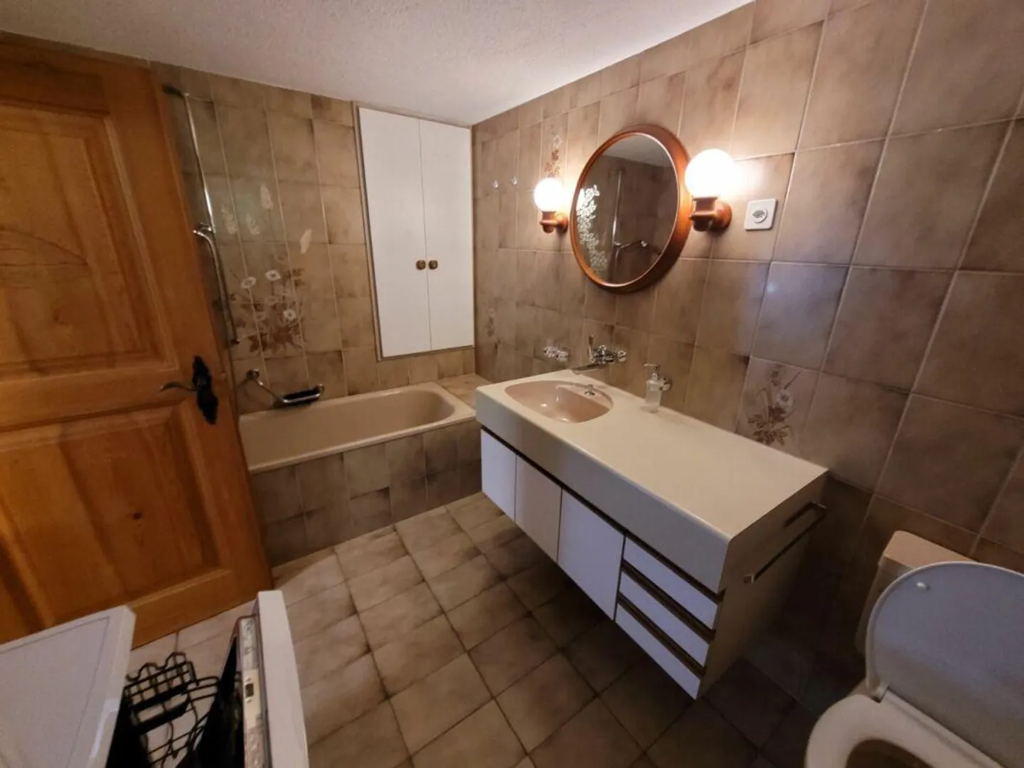 Charming 3.5 Maisonette Apartment on the Ground Floor with Rustic Flair - Photo 4 of 14