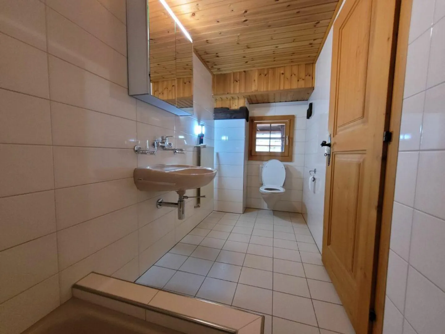Charming 3.5 Maisonette Apartment on the Ground Floor with Rustic Flair - Photo 11 of 14