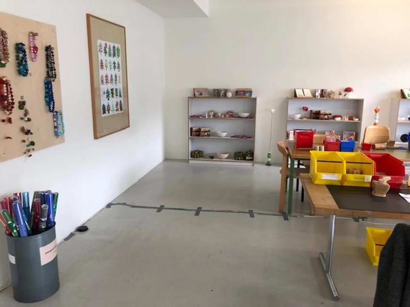 Espace de vente d'environ 68 m2 avec vitrine et salle d'exposition/stockage... - Photo 3 sur 3