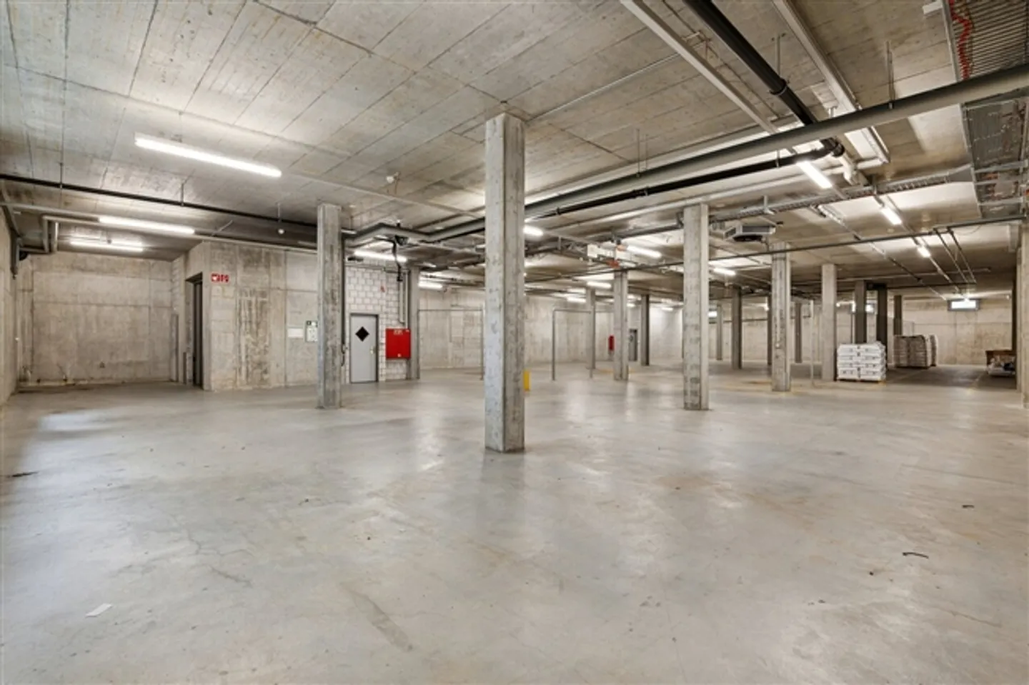 Your efficient storage space with generous room height! - Photo 2 of 5