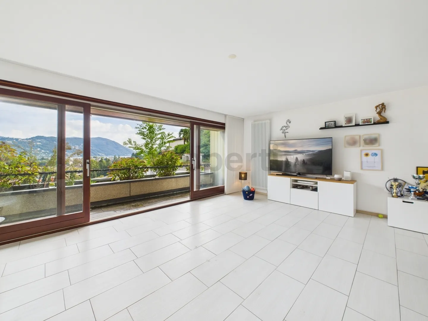 La casa perfetta per la famiglia: spazio, luce e panorama (vista lago) - Foto 1 di 13