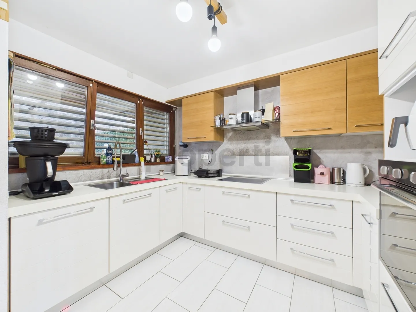 La casa perfetta per la famiglia: spazio, luce e panorama (vista lago) - Foto 2 di 13