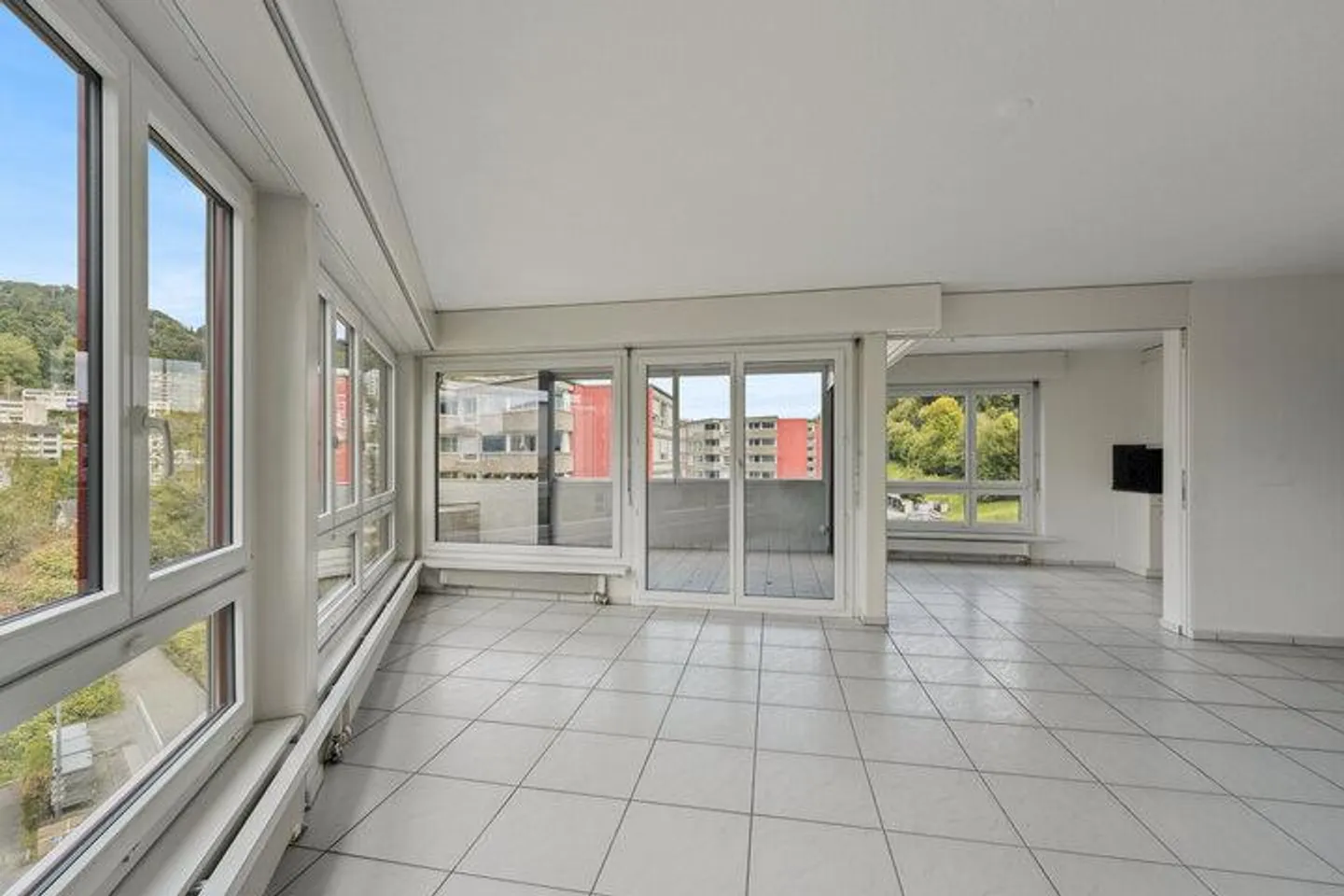 4.5 ROOM CONDOMINIUM IN A DESIRABLE LOCATION - Photo 2 of 8