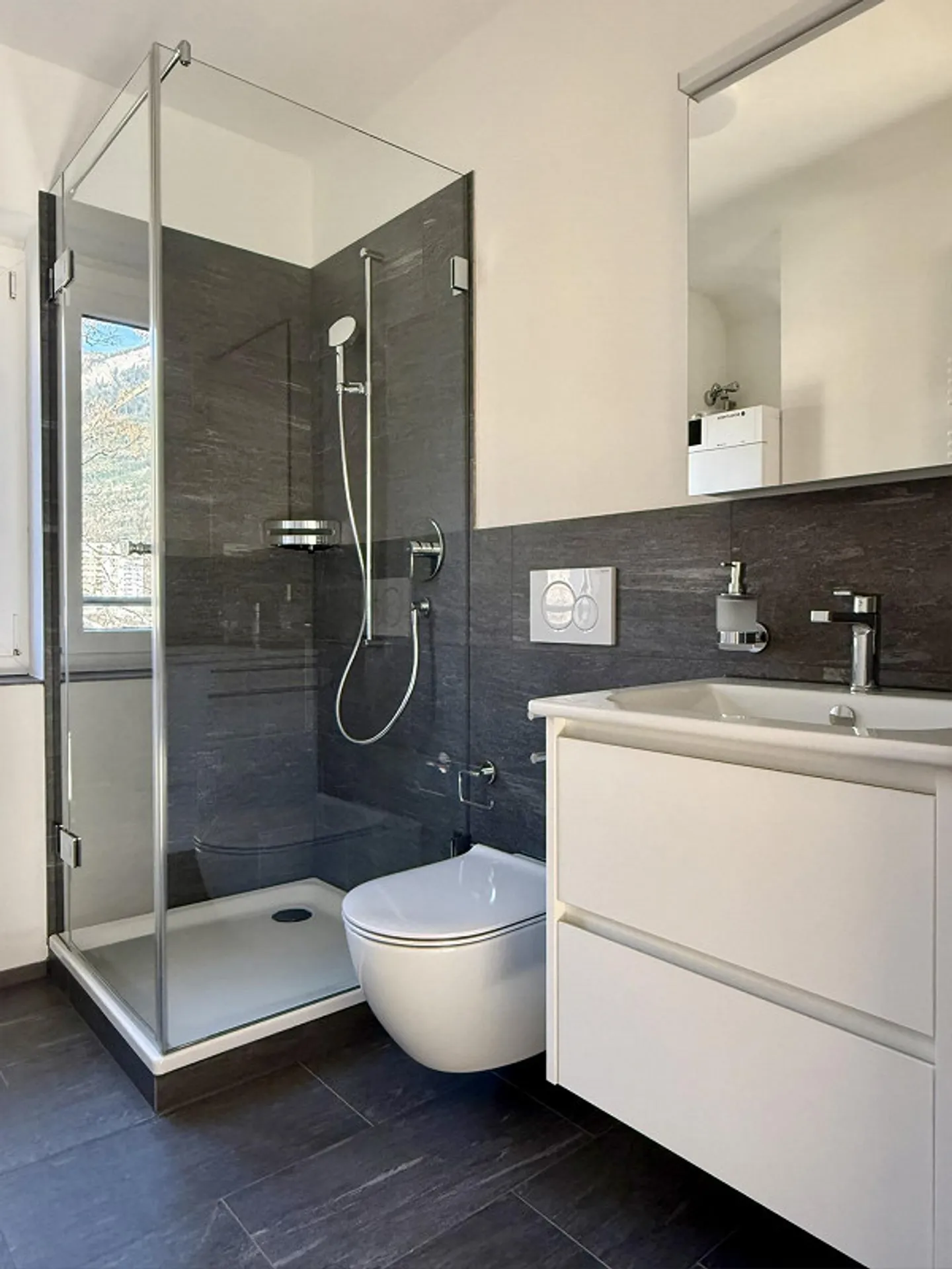 Penthouse 2.5 pièces élégant, nouvellement construit au cœur de Chur - Photo 2 sur 11