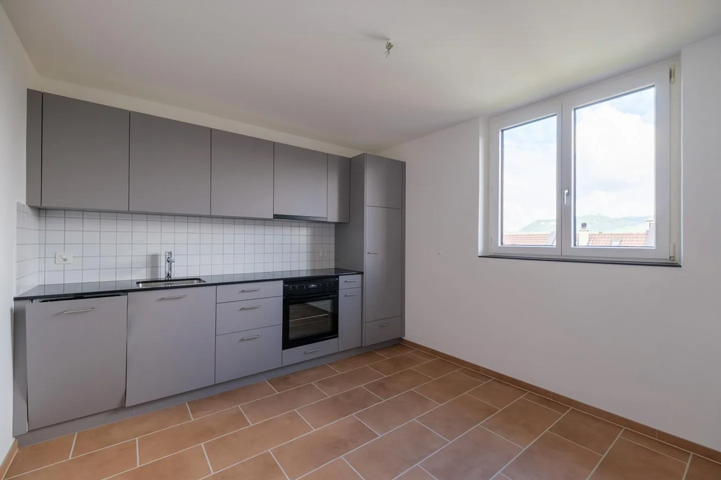 Freshly and stylishly renovated penthouse apartment with a view in Bern - Photo 2 of 15
