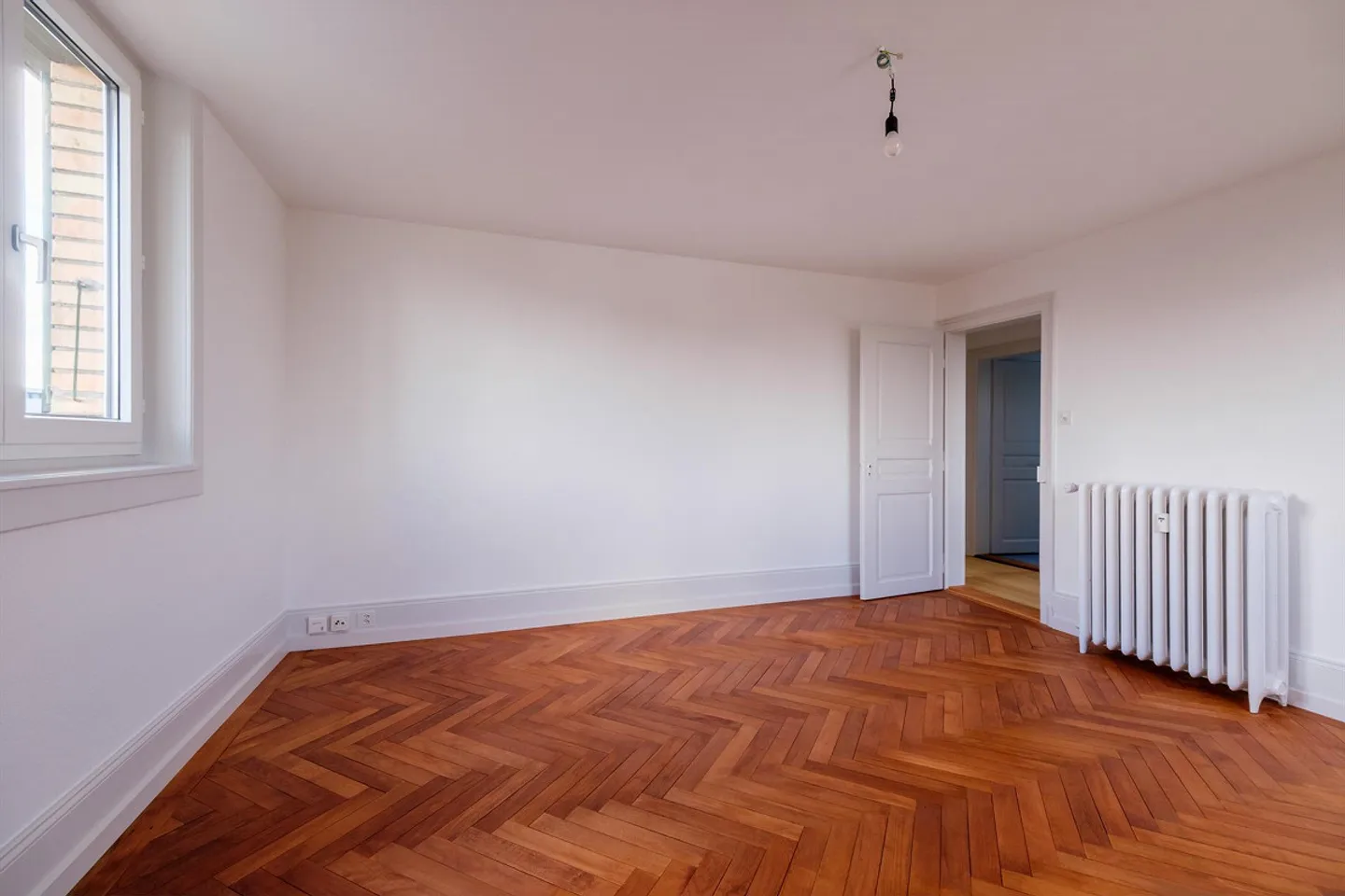 Freshly and stylishly renovated penthouse apartment with a view in Bern - Photo 5 of 15