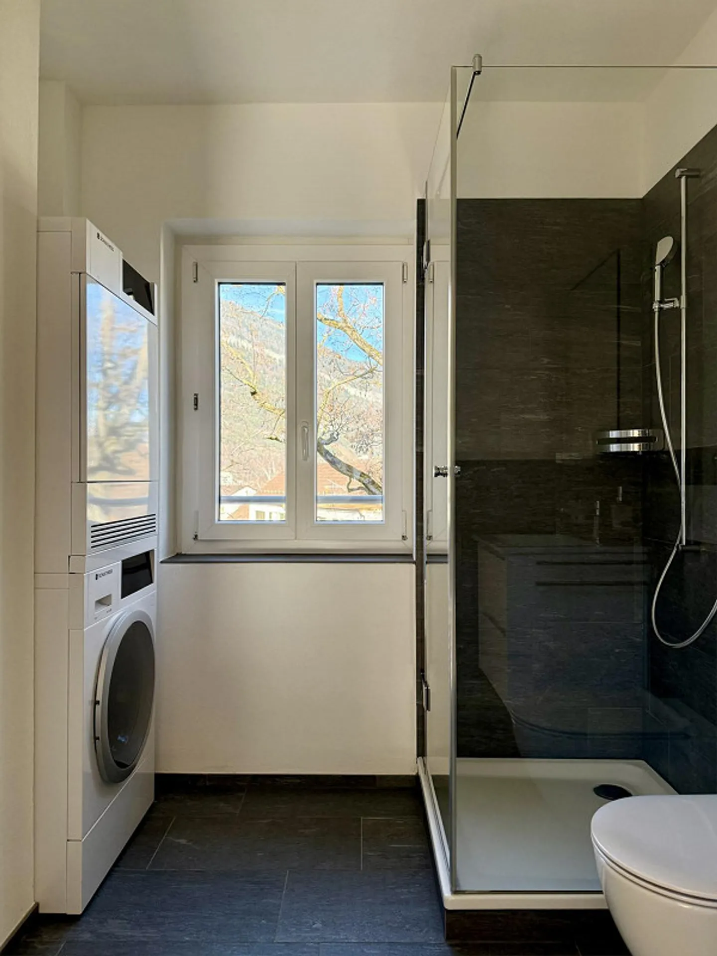 Penthouse 2.5 pièces élégant, nouvellement construit au cœur de Chur - Photo 3 sur 11