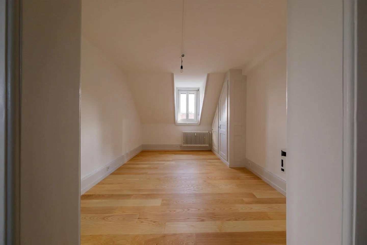 Freshly and stylishly renovated penthouse apartment with a view in Bern - Photo 6 of 15