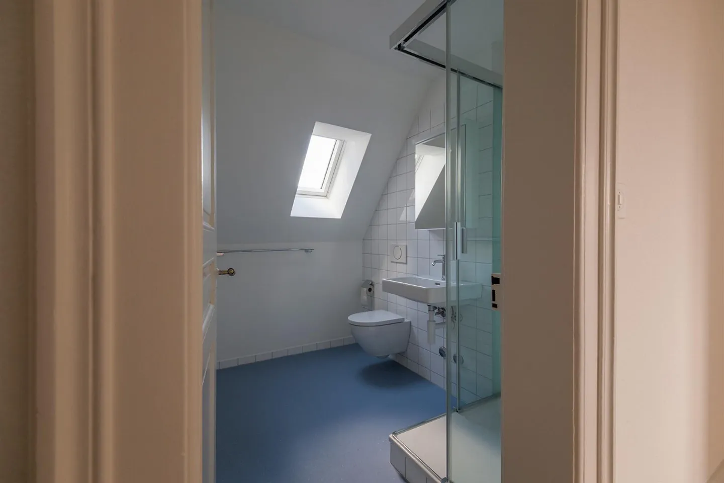 Freshly and stylishly renovated penthouse apartment with a view in Bern - Photo 8 of 15