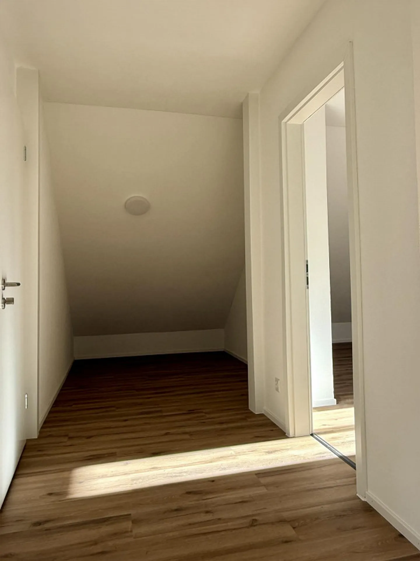 Penthouse 2.5 pièces élégant, nouvellement construit au cœur de Chur - Photo 10 sur 11