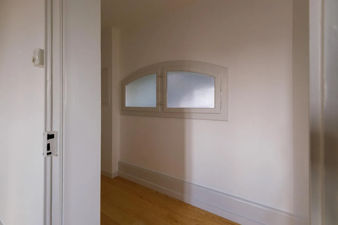 Freshly and stylishly renovated penthouse apartment with a view in Bern - Photo 10 of 15