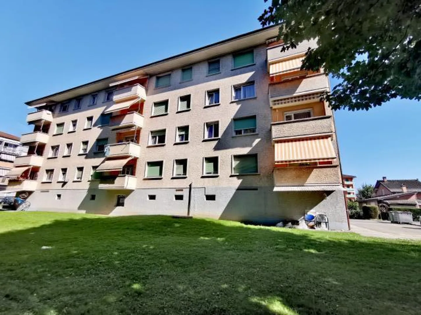 Incantevole appartamento con 2 camere completamente ristrutturato con balcone e posto auto esterno - Foto 1 di 6