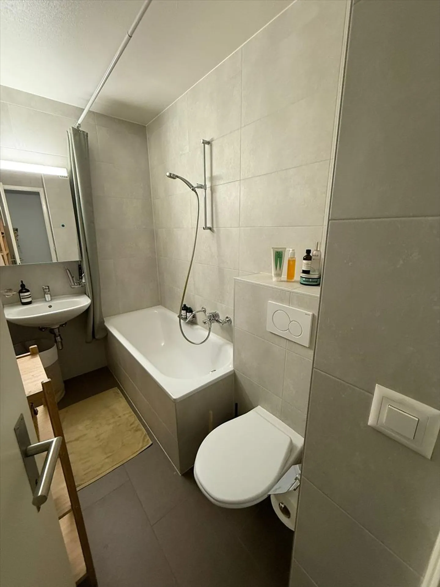 Incantevole appartamento con 2 camere completamente ristrutturato con balcone e posto auto esterno - Foto 5 di 6