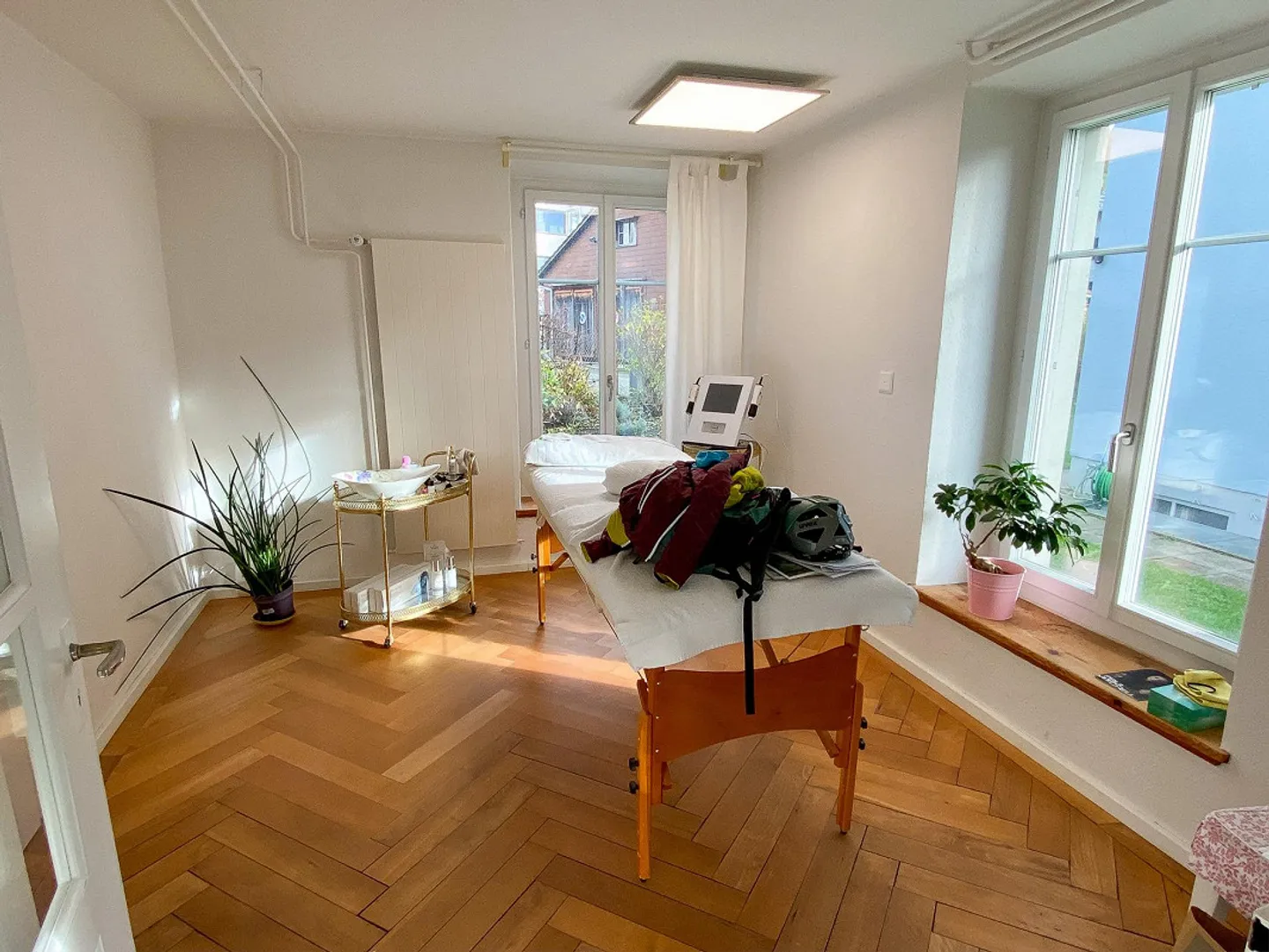 Versatile commercial space for office, hairdresser or practice - Photo 2 of 6