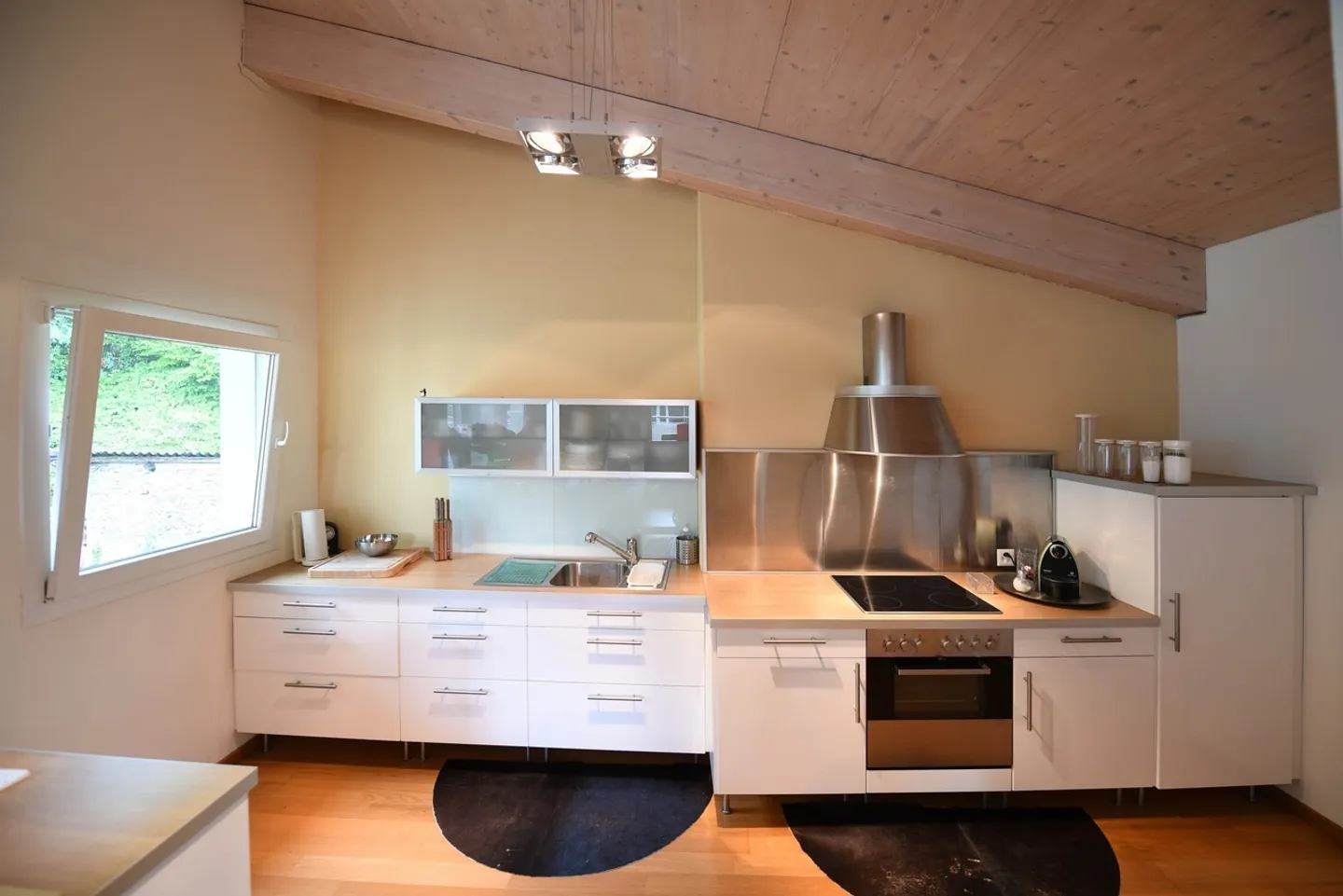 Casa ristrutturata a Contone composta da un attico e due appartamenti - Foto 4 di 10