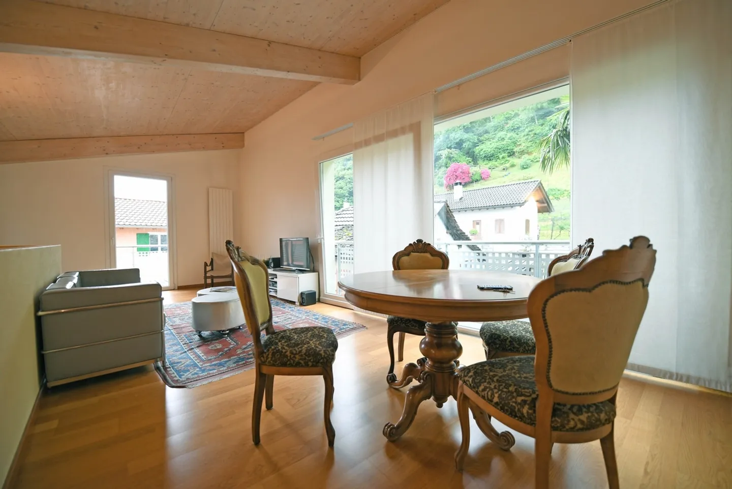 Casa ristrutturata a Contone composta da un attico e due appartamenti - Foto 5 di 10