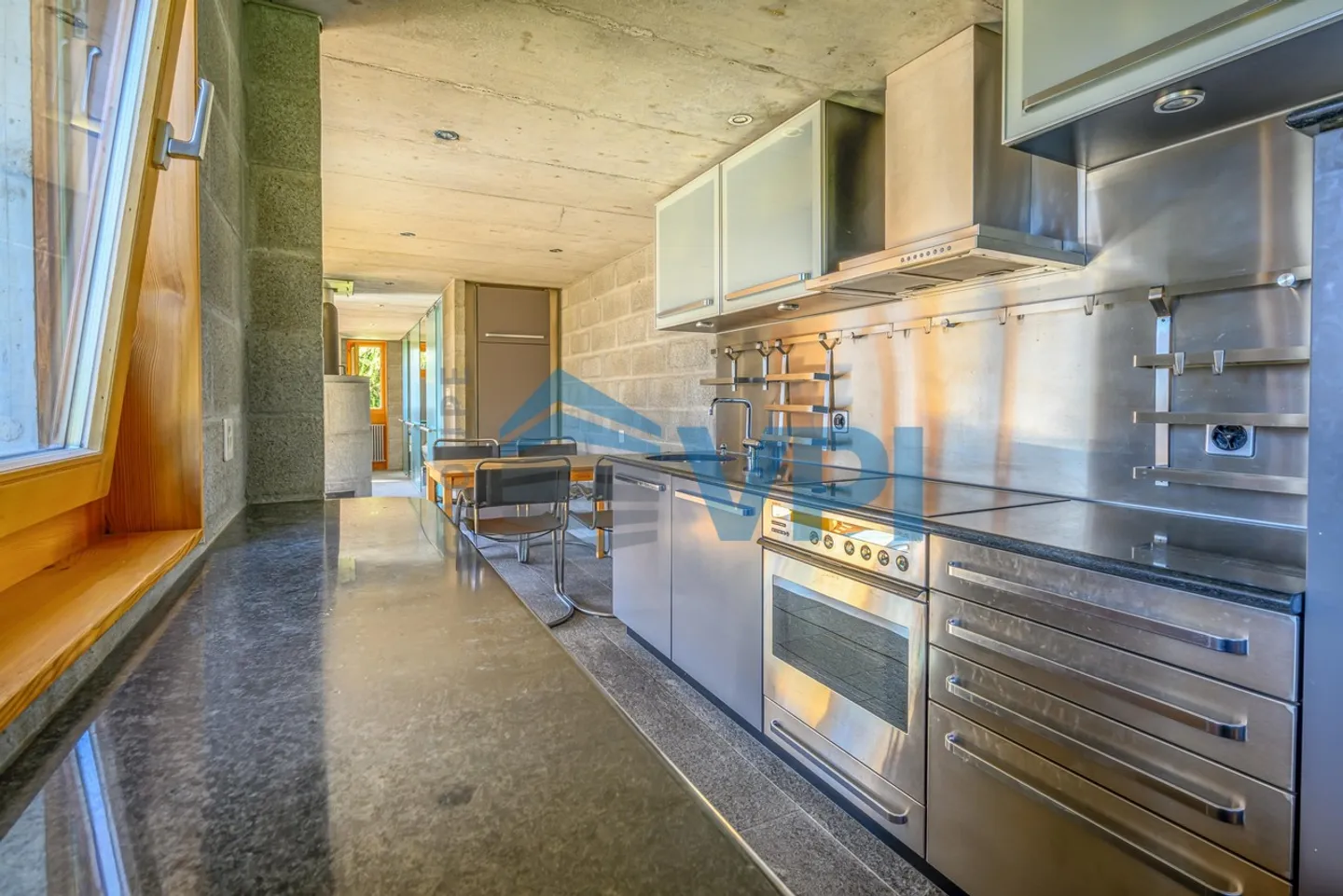 Atypical chalet with panoramic view in St-Luc - Photo 3 of 11