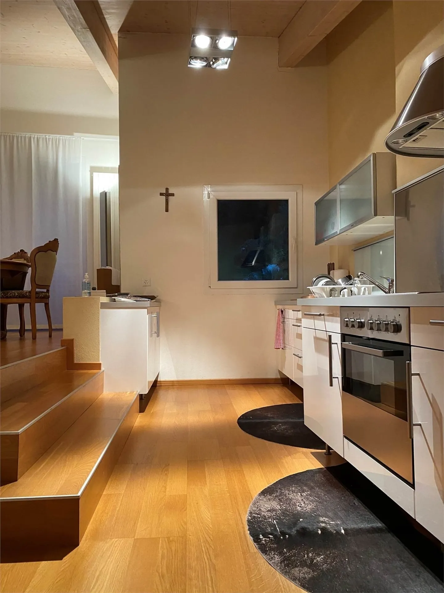 Casa ristrutturata a Contone composta da un attico e due appartamenti - Foto 2 di 10