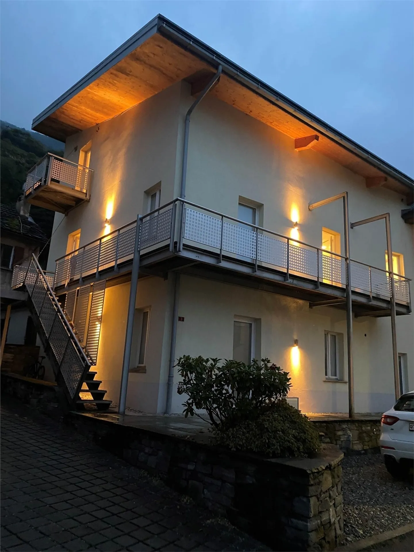 Casa ristrutturata a Contone composta da un attico e due appartamenti - Foto 9 di 10