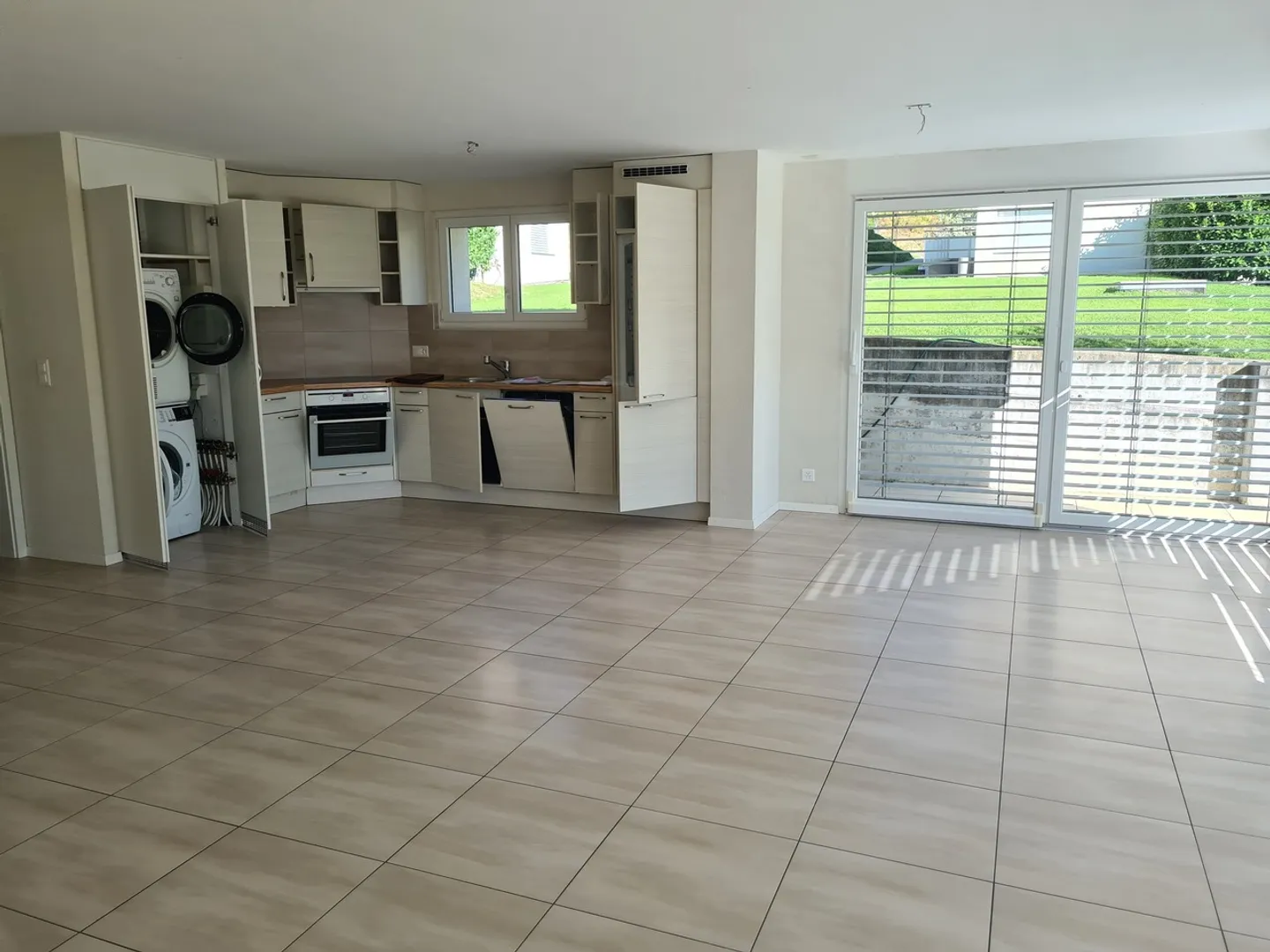 Spacious Apartment with Terrace - Photo 3 of 8