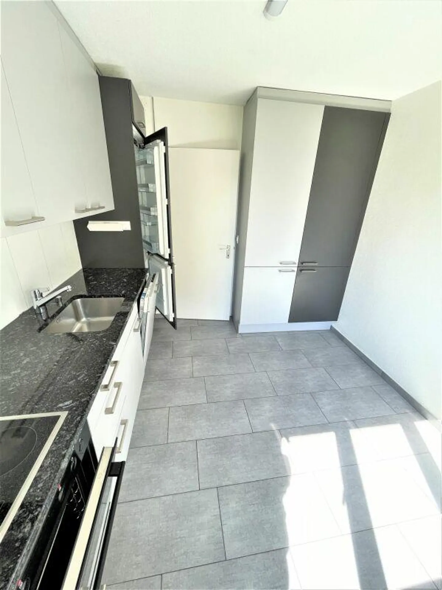 Appartamento familiare con stanze luminose e spaziose, cucina moderna... - Foto 3 di 11