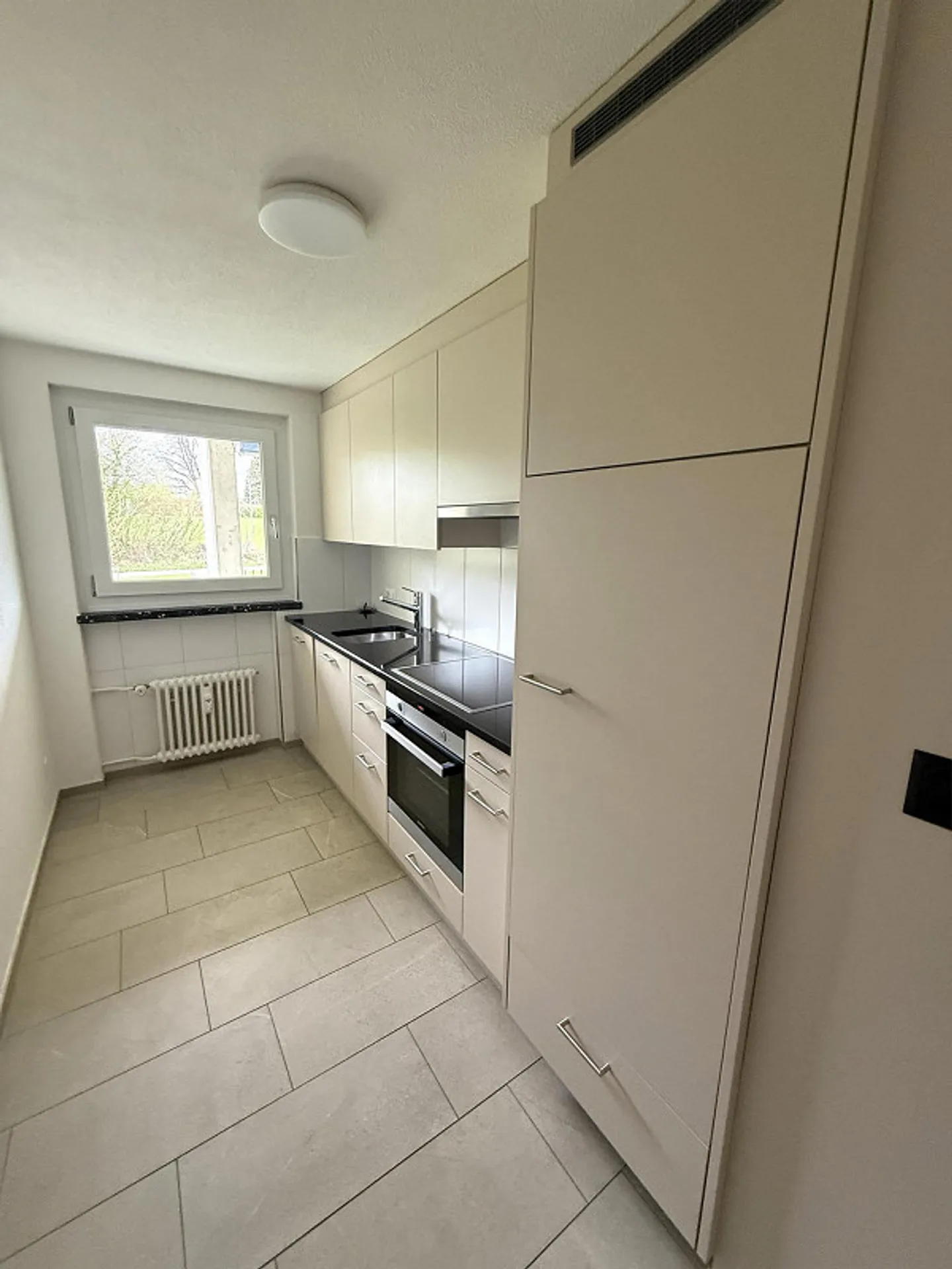 Appartement moderne et spacieux de 1,5 pièce dans un emplacement calme (grand balcon) - Photo 2 sur 7