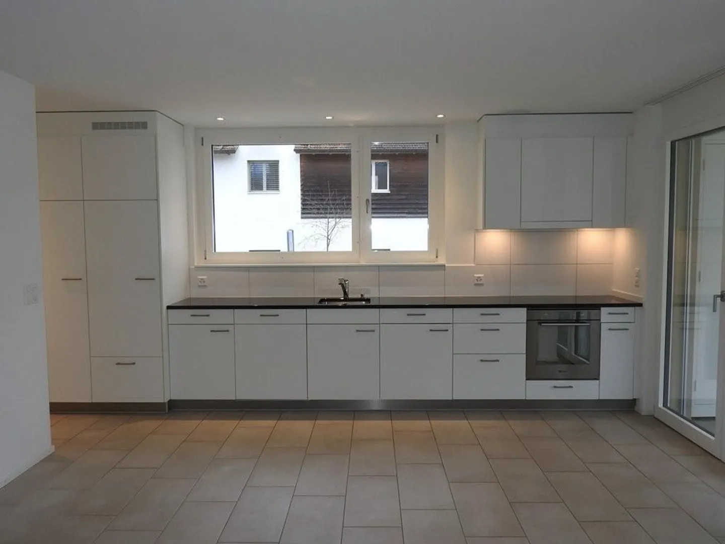 Moderno appartamento di 3,5 stanze in posizione centrale - Foto 3 di 10