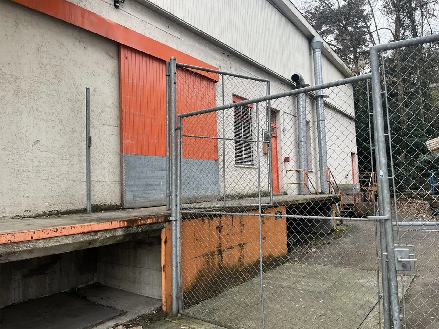 Warehouse with basement and office - Photo 2 of 9