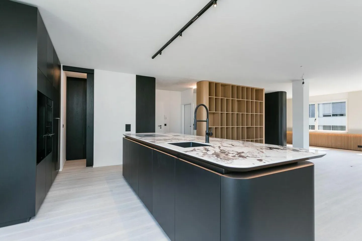 Prima occupazione dopo ristrutturazione: Appartamento di alta qualità con 3,5 stanze nel cuore della città di Zug - Foto 2 di 8