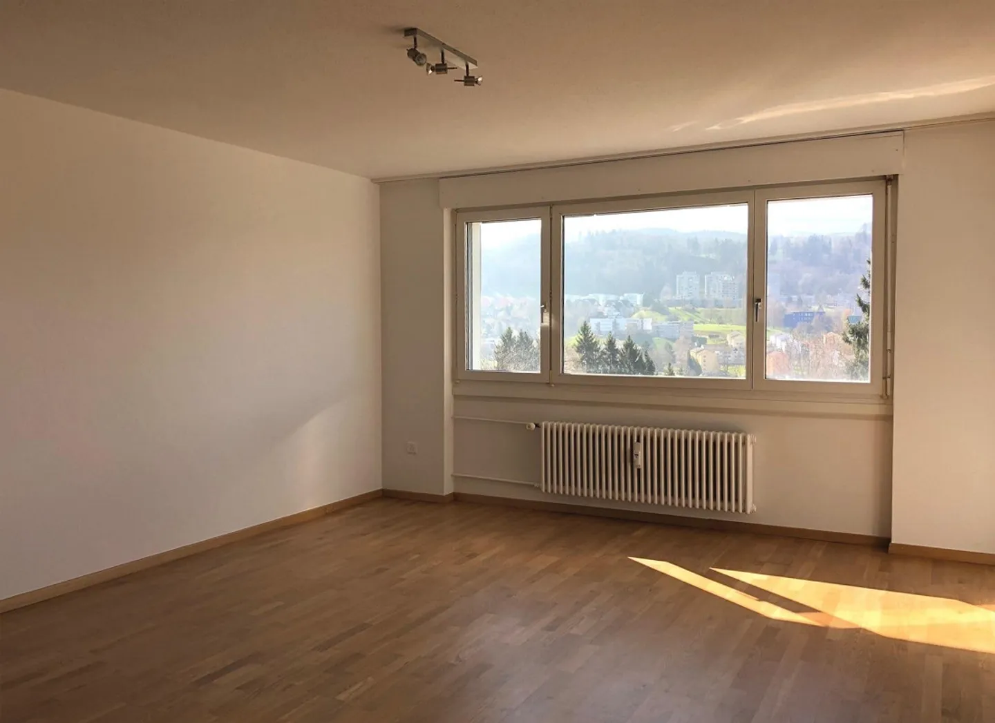 Charming Apartment with a View - Photo 5 of 5