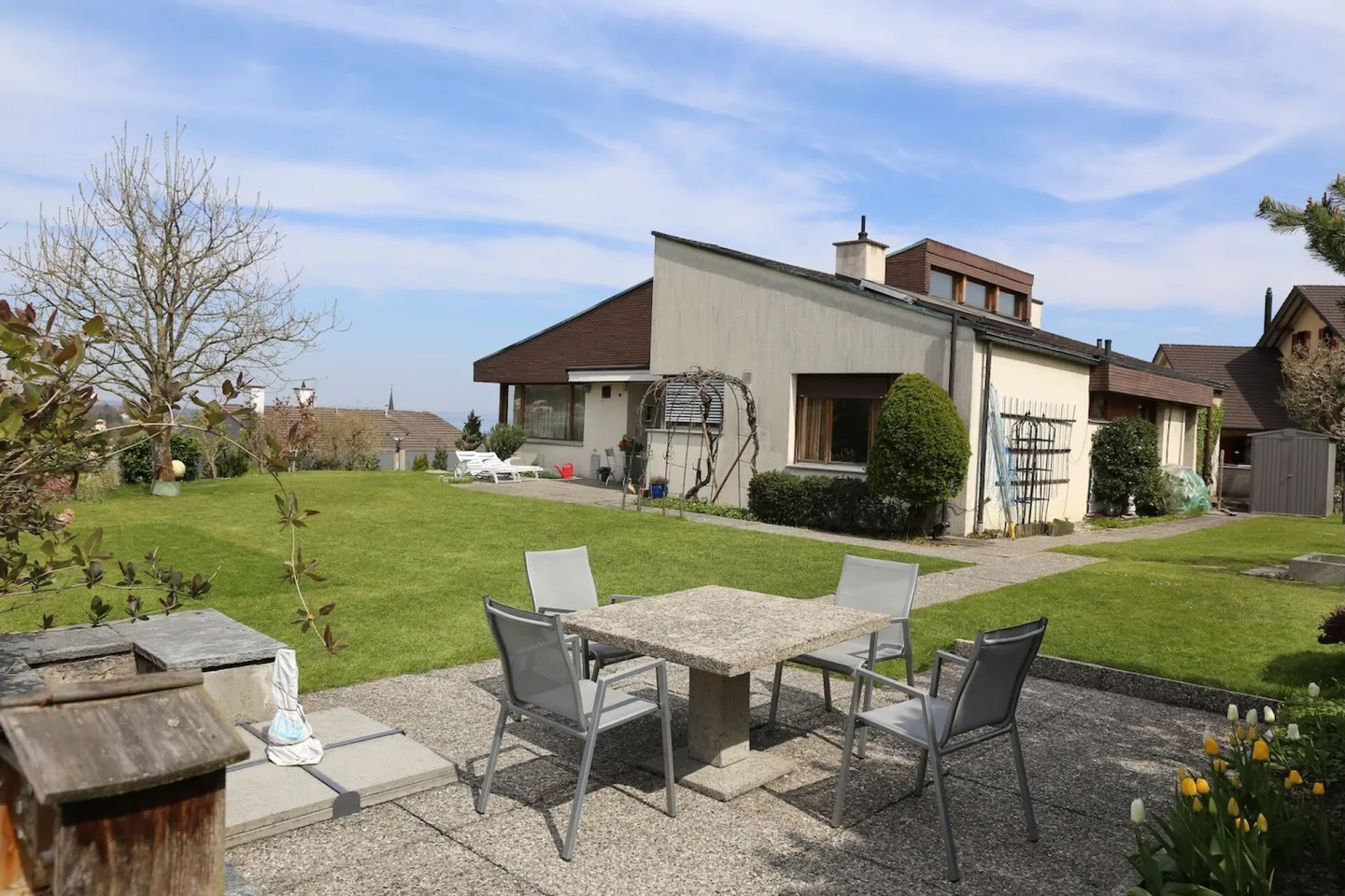 Villa mit Seesicht und Bauland - Foto 1 von 13