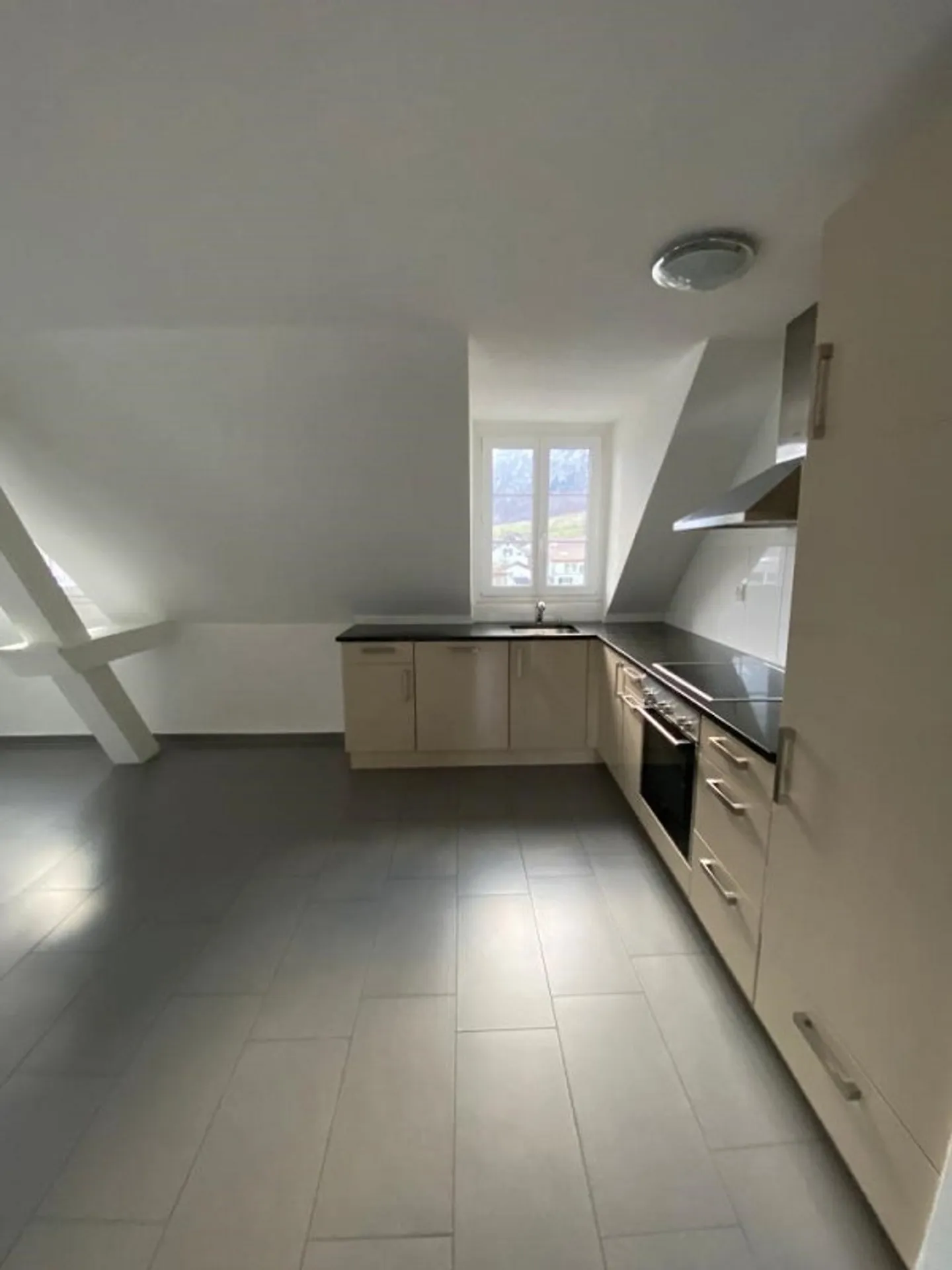Belle appartement sous les combles de 3 pièces à Netstal - Photo 2 sur 9