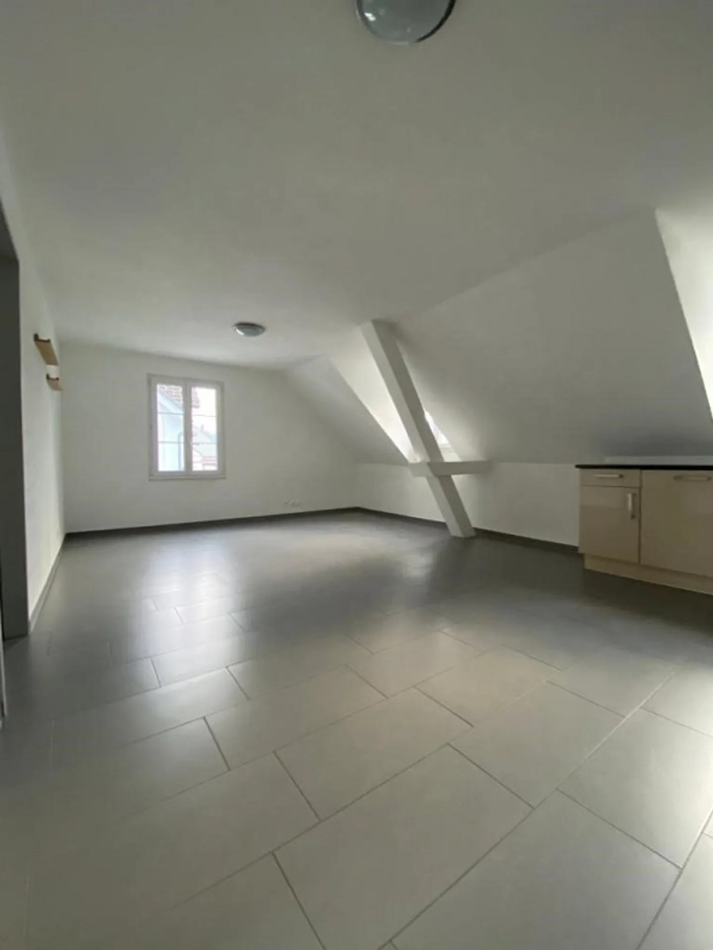 Belle appartement sous les combles de 3 pièces à Netstal - Photo 3 sur 9