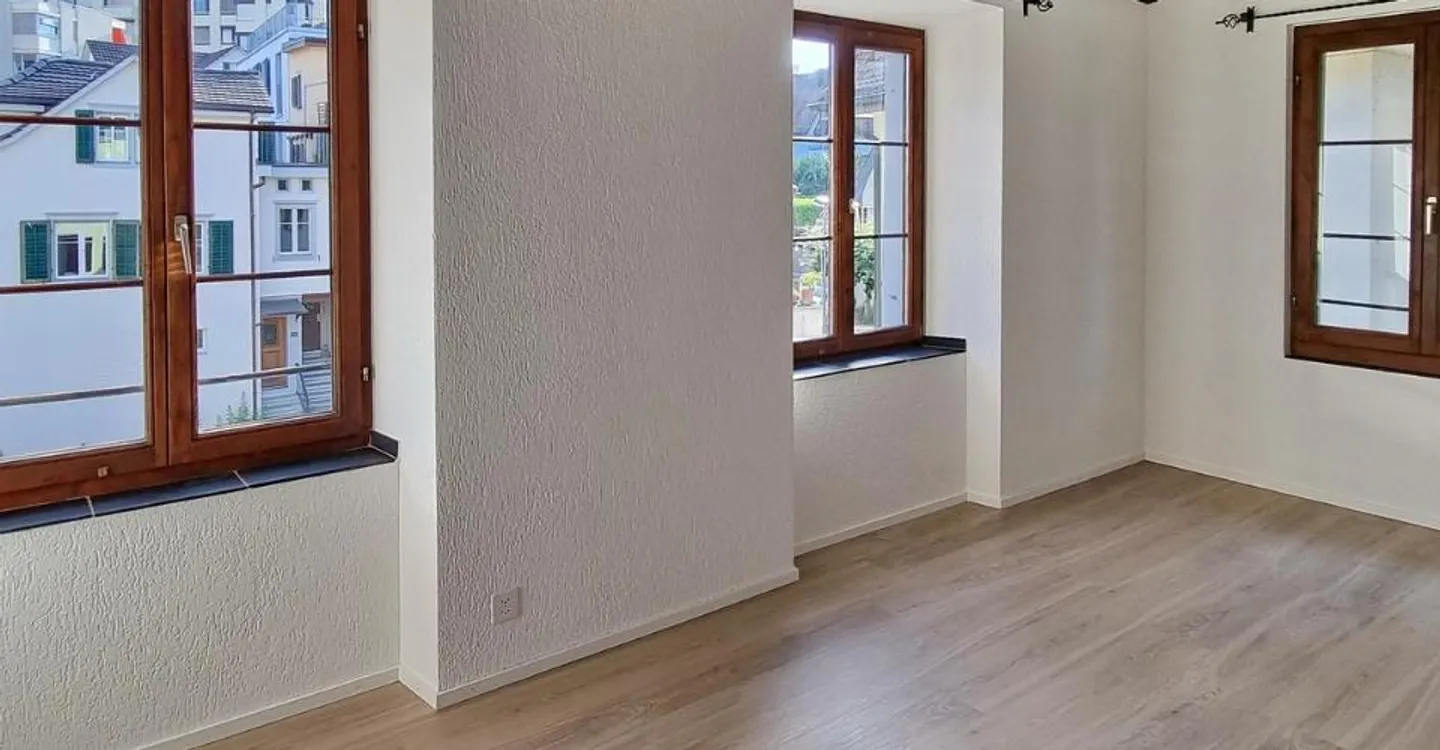Central Location at the Train Station, Bright Rooms & Optimally Connected! - Photo 5 of 7