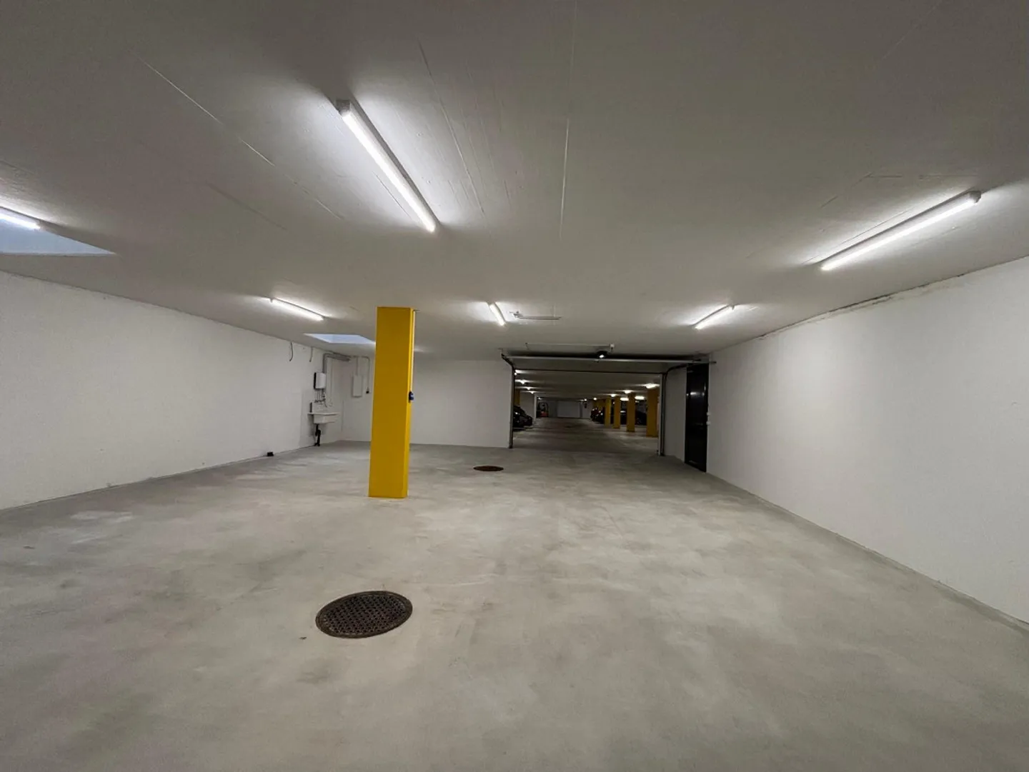 Abschliessbare Einstellhalle zu vermieten - Foto 2 von 4