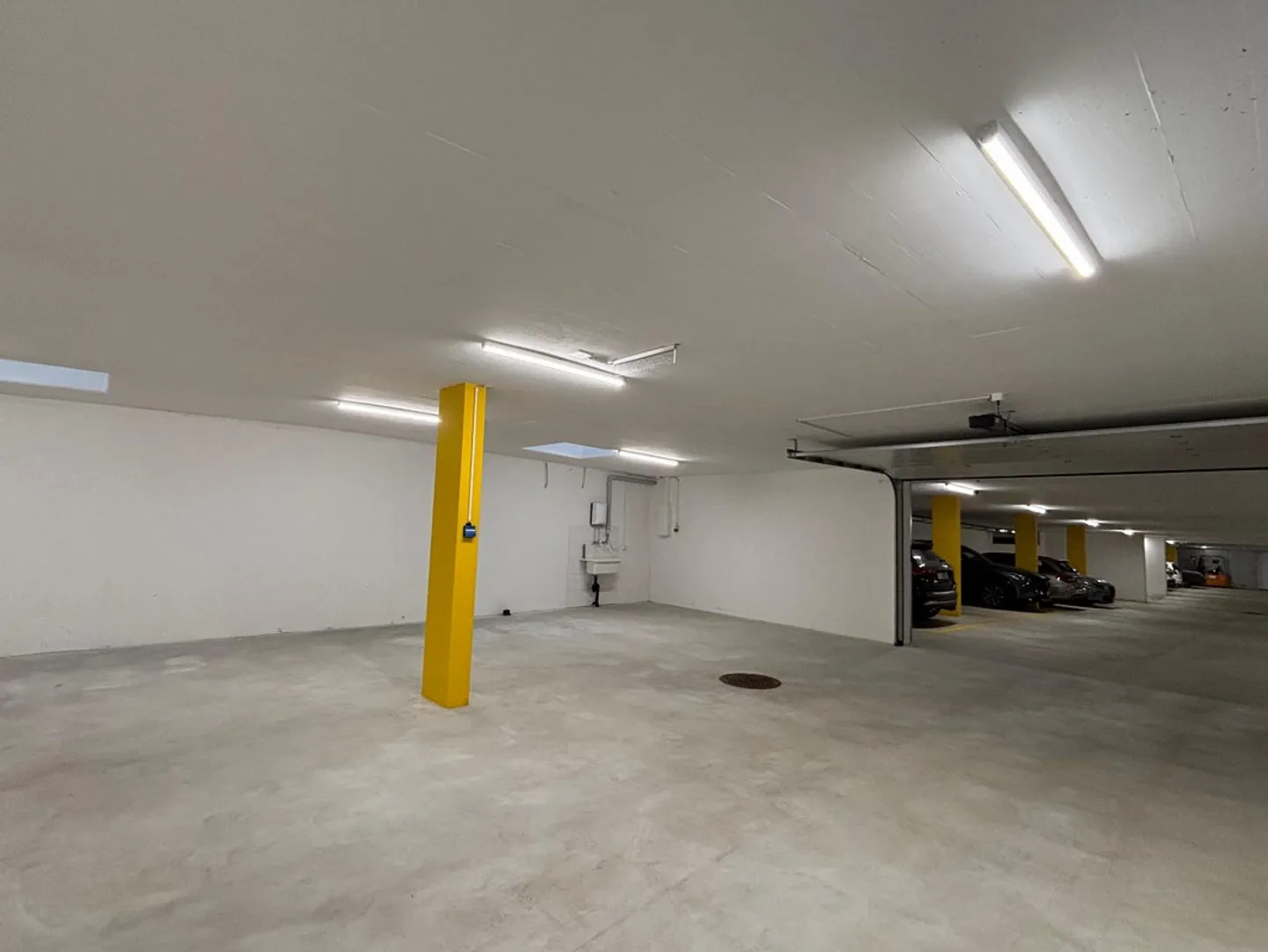 Abschliessbare Einstellhalle zu vermieten - Foto 3 von 4