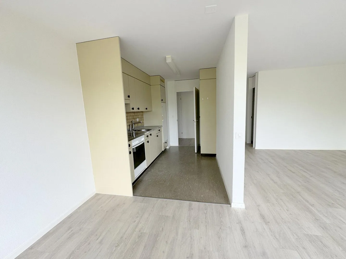 Sunny apartment with a view - Photo 5 of 12