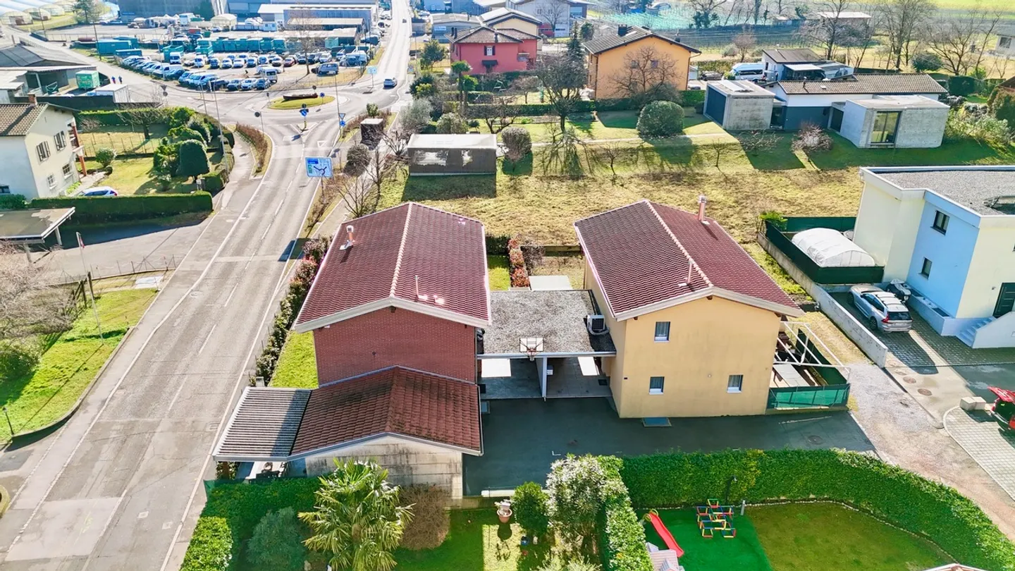 Moderna Casa Unifamiliare con Giardino - Foto 18 di 18